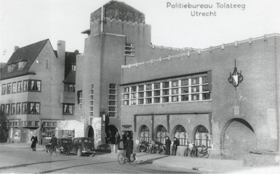 4970 Gezicht op het politiebureau Tolsteeg (Tolsteegbrug 1) te Utrecht.